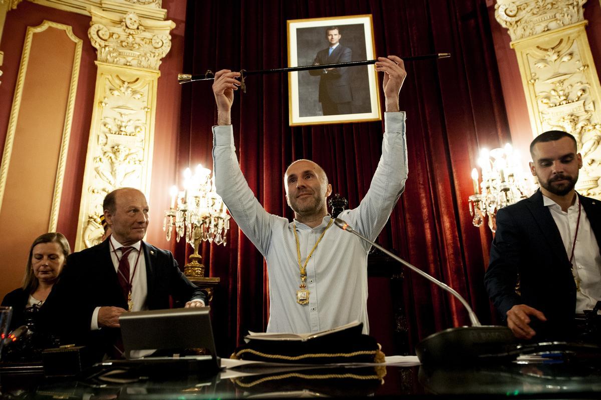 Jácome con el bastón de mando que le convertía en alcalde.