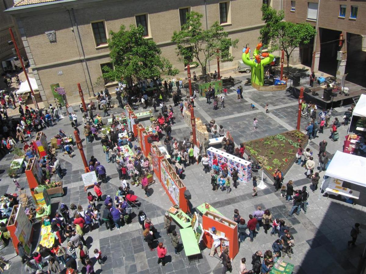 Actividade extraescolares en una plaza de Zaragoza, en una imagen de archivo.