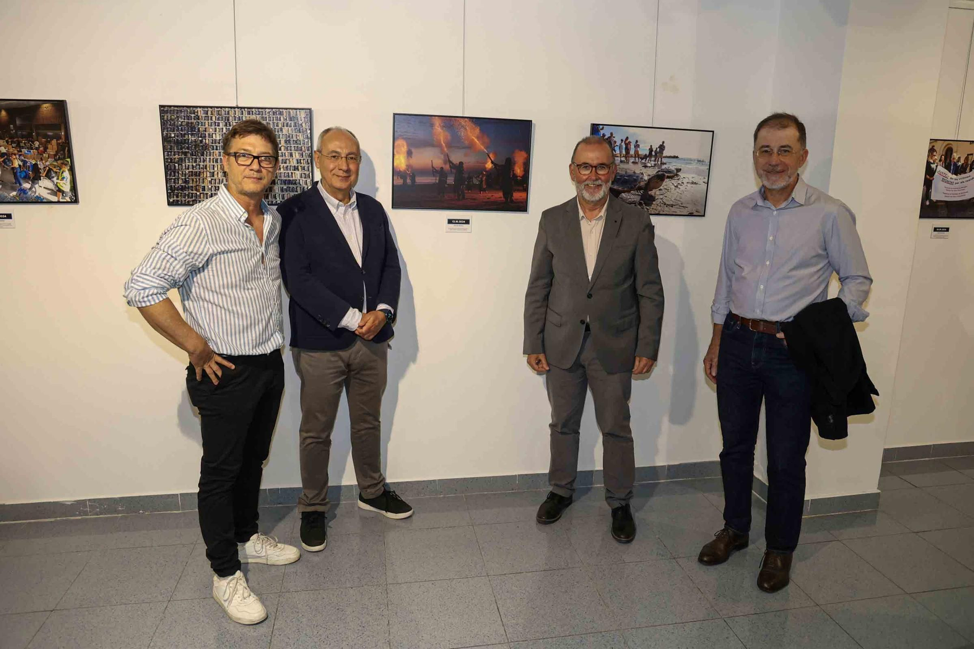 lleno total en la inauguración de INFotoperiodistas 2024,. un año de fotografía de prensa en Alicante