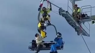 Decenas de heridos, dos de ellos graves, tras descarrilar un telesilla en la estación de Astún