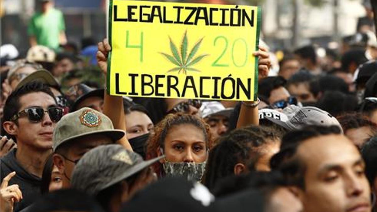 Cientos de personas se reúnen en México frente al Senado para celebrar el Día Internacional de la Marihuana.