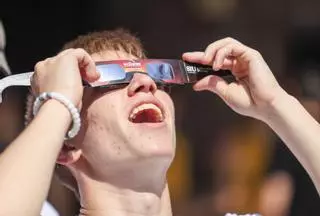 Vigo ante el eclipse: entre «no me lo pierdo» y «me da igual»