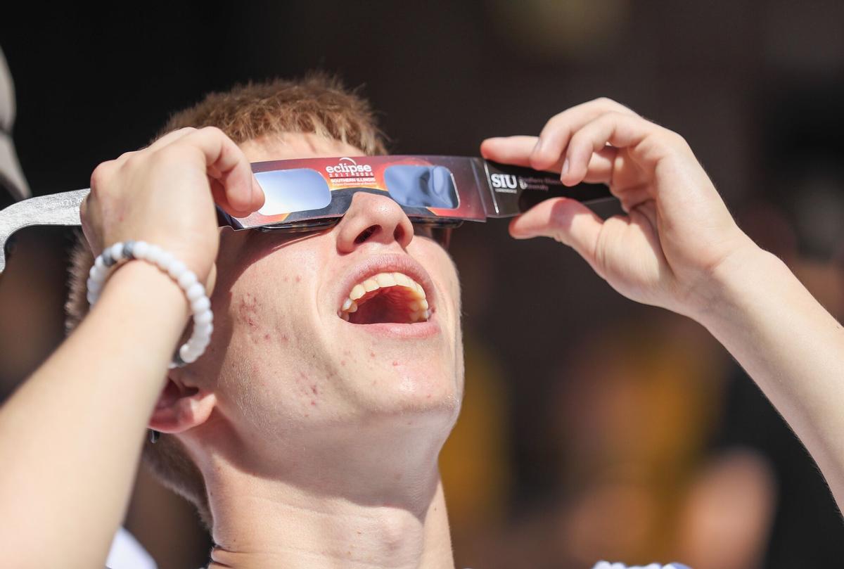 Un joven se coloca unas gafas para disfrutar de un eclipse de sol total, en una fotografía de archivo. EFE/TANNEN MAURY. NO VENTAS ZONA EPA