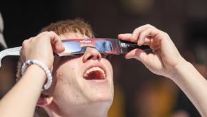 Un joven se coloca unas gafas para disfrutar de un eclipse de sol total, en una fotografía de archivo. EFE/TANNEN MAURY. NO VENTAS ZONA EPA