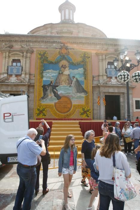 Numerosas personas acuden a la plaza de la Virgen de València para contemplar el tapiz floral