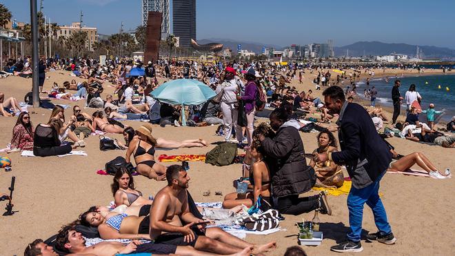 Ambiente de verano en las playas de Barcelona por Semana Santa