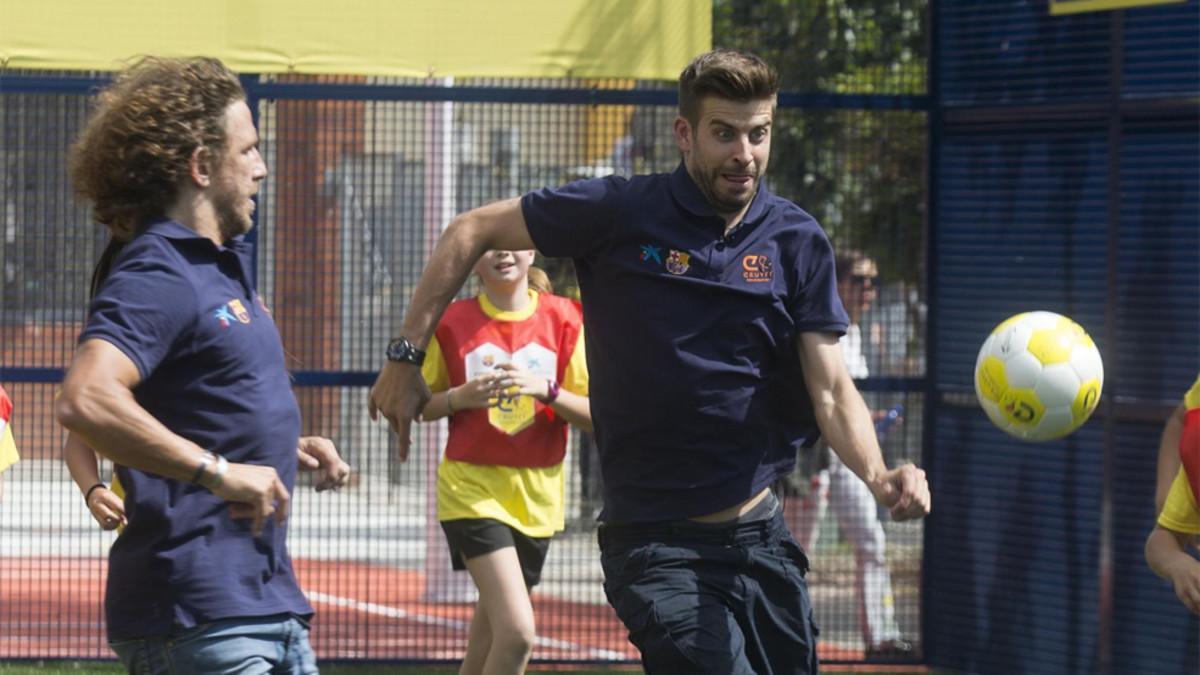 Piqué, jugando con Puyol en la Cruyff Court