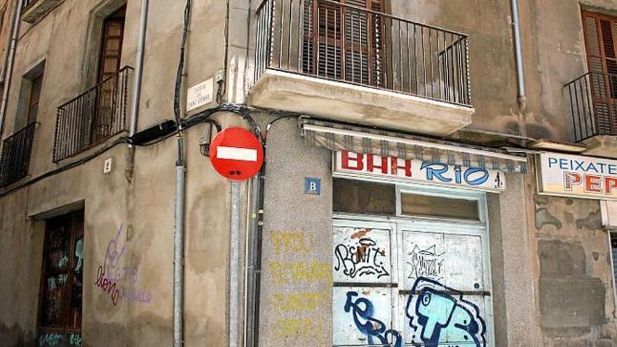 Les portes del que havia estat el Bar Río, ahir