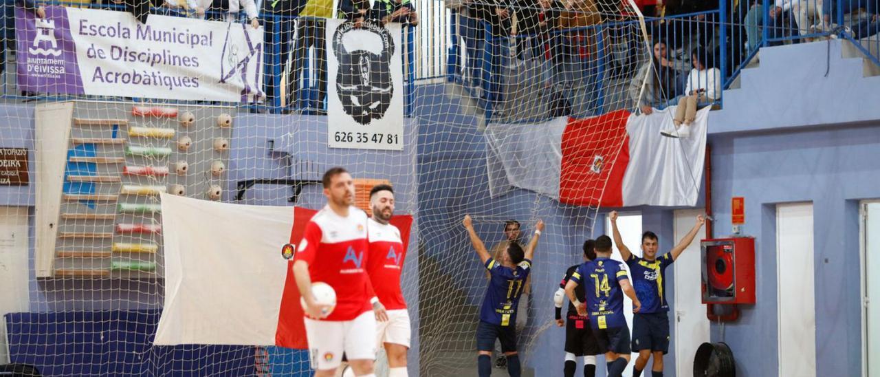 El equipo mallorquín celebra un gol con sus aficionados, ayer en la final de es Viver. | VICENT MARÍ