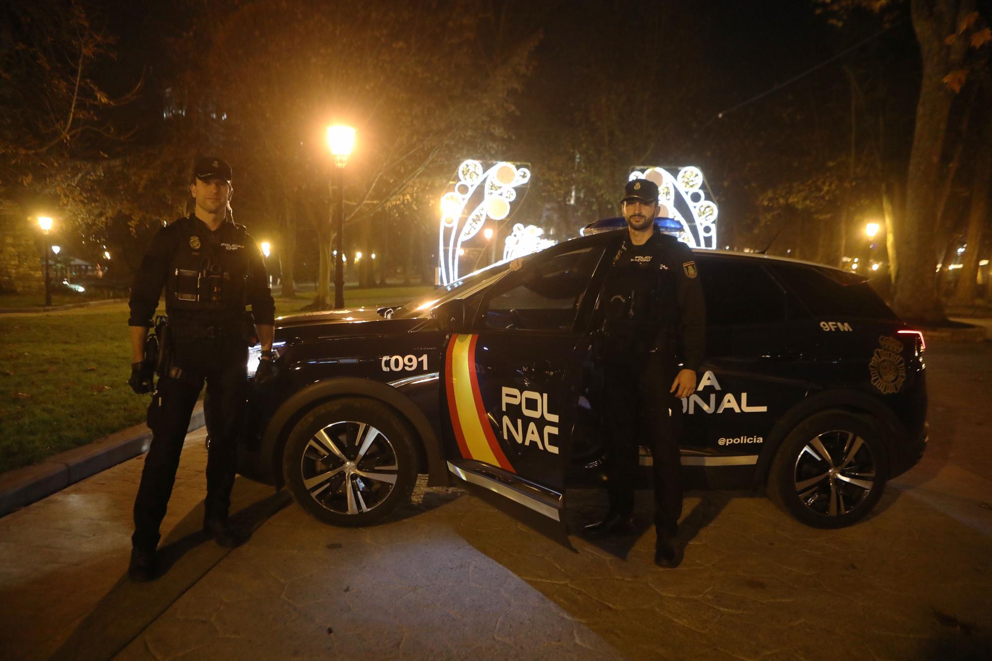 Antonio González y Brais Noya, los guardianes de la primera noche del año en Oviedo