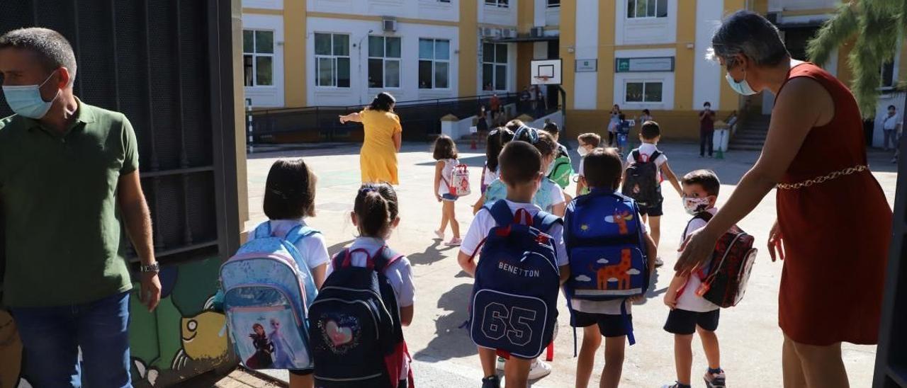 Varios niños acceden a un colegio.