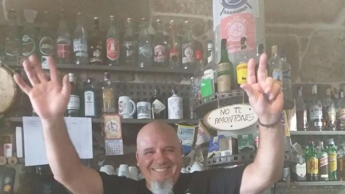 Jesús Fernández, tras la barra de su bar, con botellas de Cerveza Sanabria. | Cedida