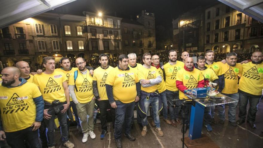 El comité de empresa, ayer, en la Plaza de España tras la lectura del manifiesto.