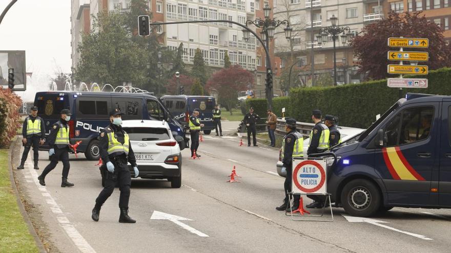 Control policial a la entrada de Oviedo el pasado mes de marzo.