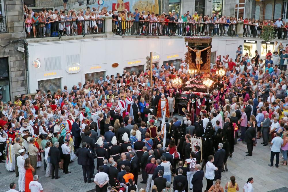 Miles de fieles acompañan a la imagen del nazareno en la tradicional procesión por el centro de la ciudad con principio y final en la Colegiata.