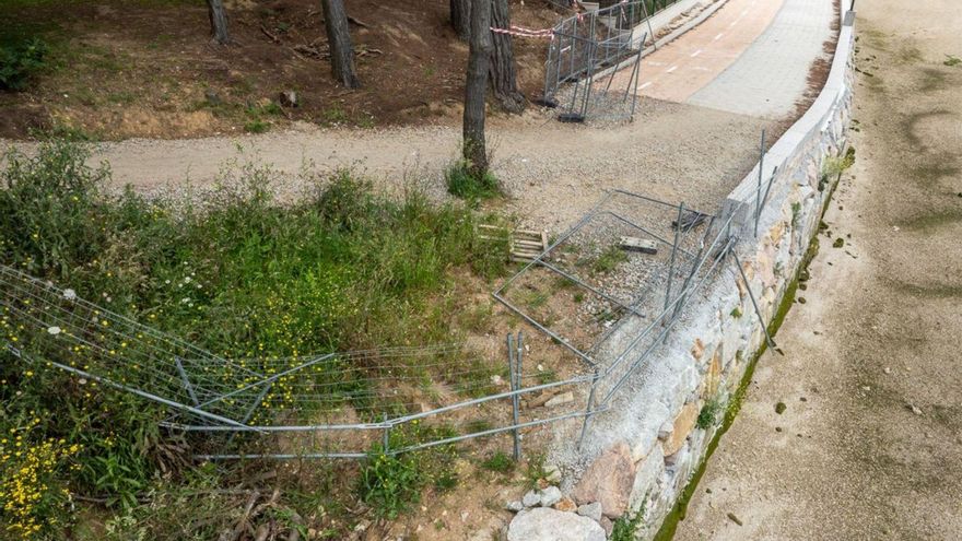 Estado actual de un tramo del paseo sin terminar al borde de la orilla oleirense. | LOC