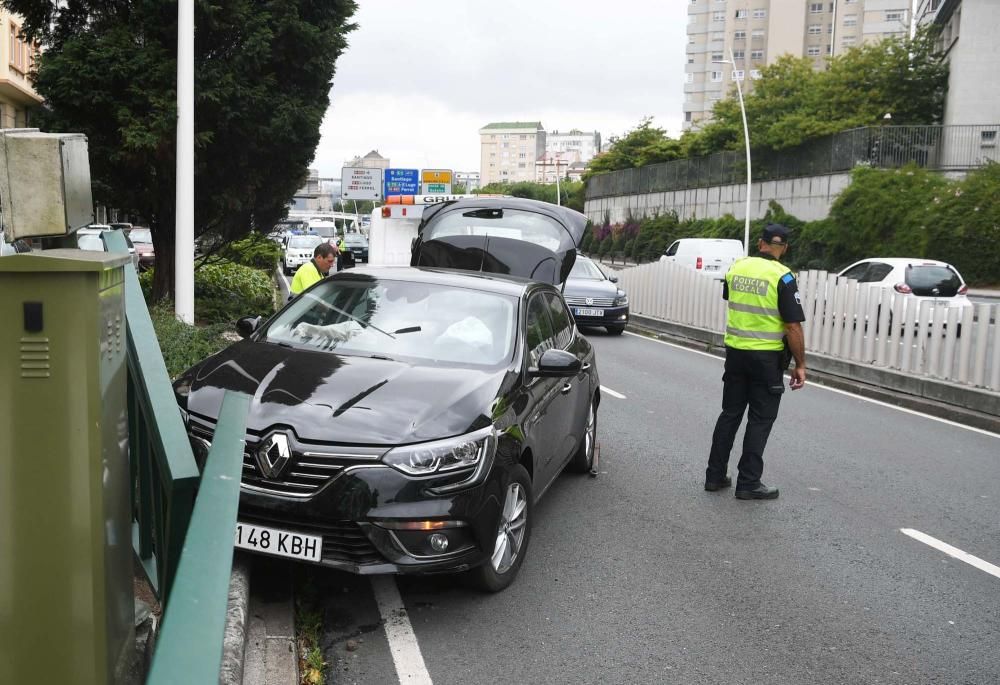 Un coche se empotra contra la valla en Alfonso Mol