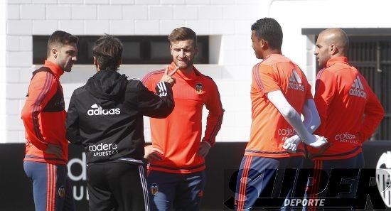 El Valencia CF entrena ante su afición