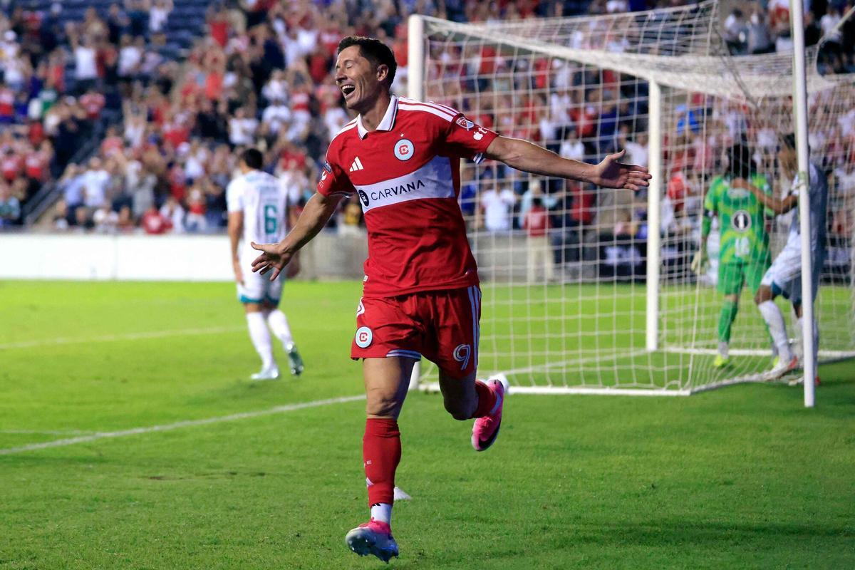 Robert Lewandowski celebra su gol con Chicago Fire.