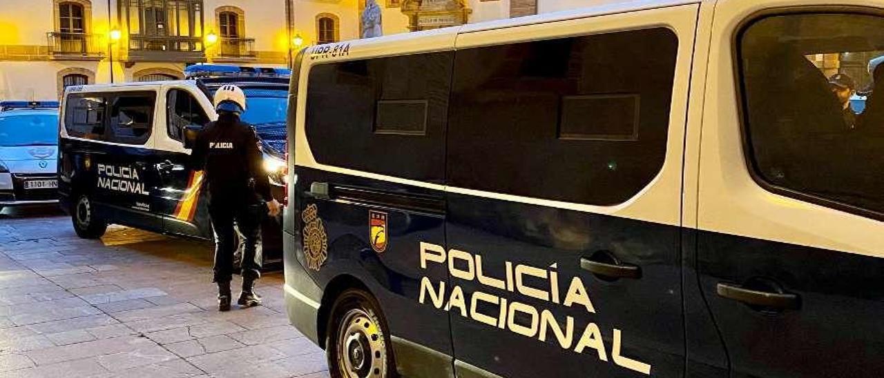 Agentes de la Policía Nacional en la Corrada del Obispo.