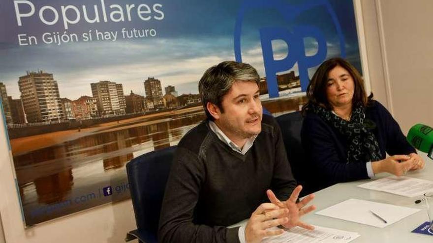 José R. Fernández y Sofia Cosmen, en la sede del PP en Gijón.