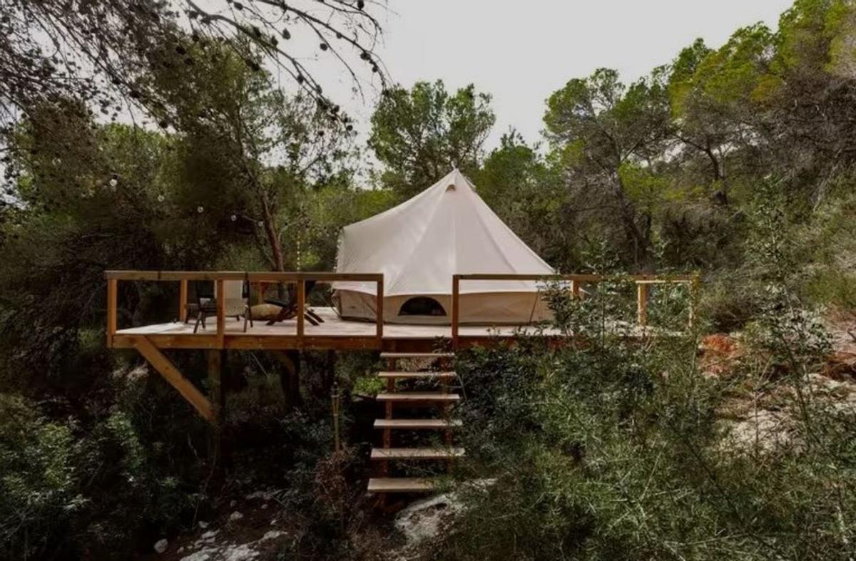 La tienda de campaña, ubicada en una colina cerca de sa Caleta, se alquila en Vrbo por 193 euros la noche. | DI