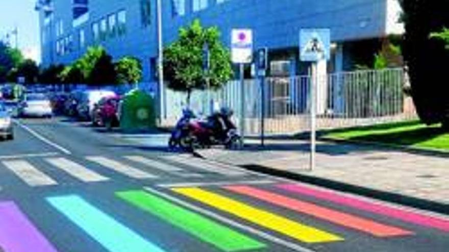 La bandera arcoíris luce en un paso de peatones