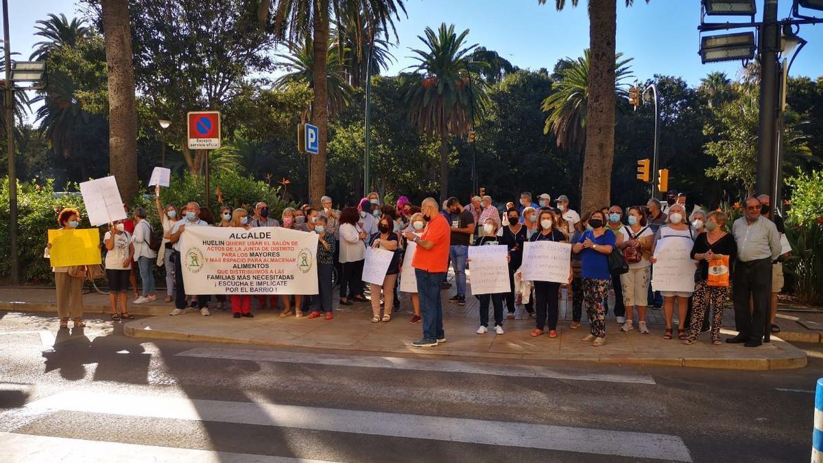 Concentración de vecinos de Huelin delante del Ayuntamiento, este viernes.