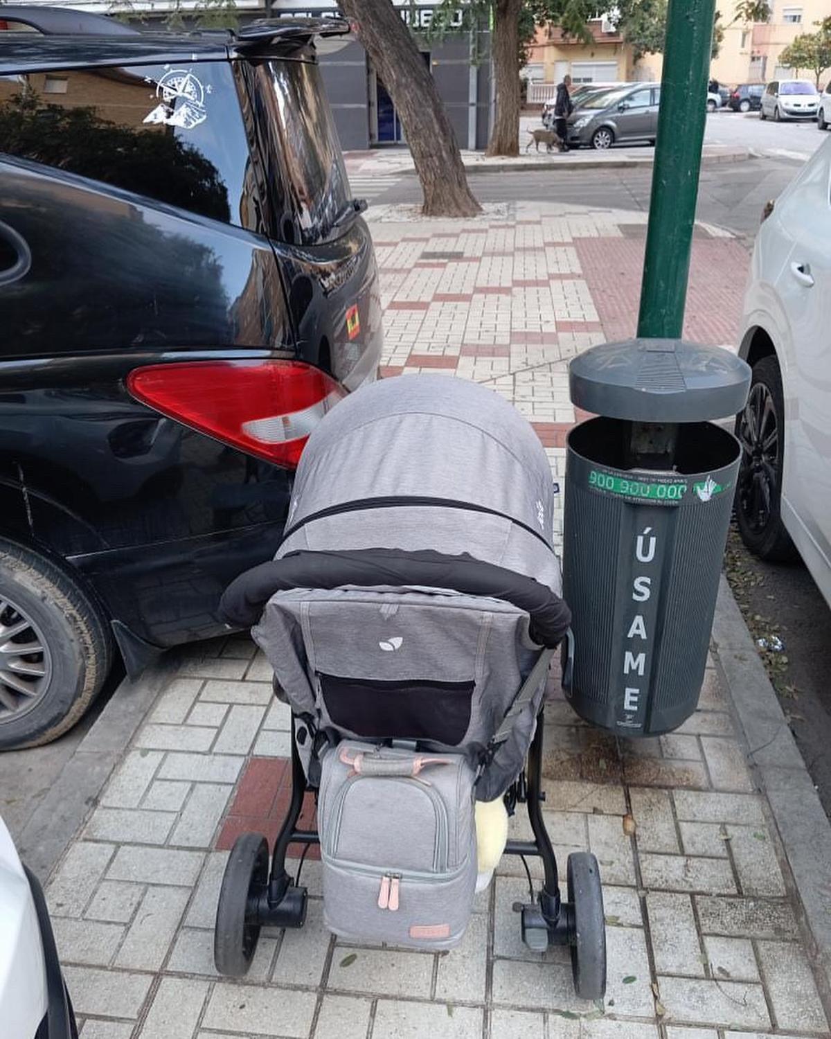Imagen de una calzada bloqueada por un vehículo