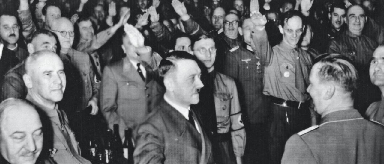 Hitler y sus seguidores, en la cervecería del Putsch.