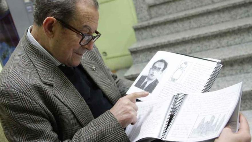 El profesor Herminio Ramos muestra detalles de los cuadernos de rotación donde aparece la fotografía del maestro Antonio Fernández.