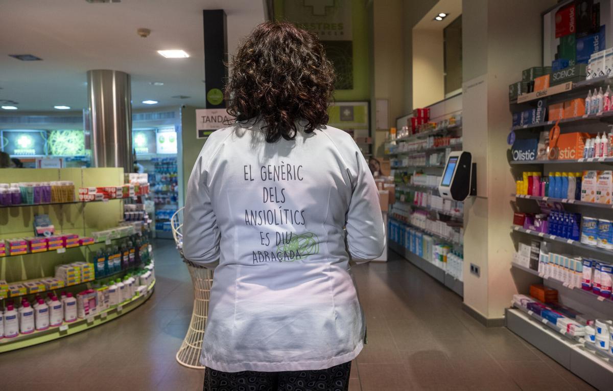 El Vendrell (Barcelona) . 26.01.2026. Sociedad Carme Mestres Català, famacéutica, fotografiada en su farmacia de El Vendrell. Fotografía de Jordi Cotrina