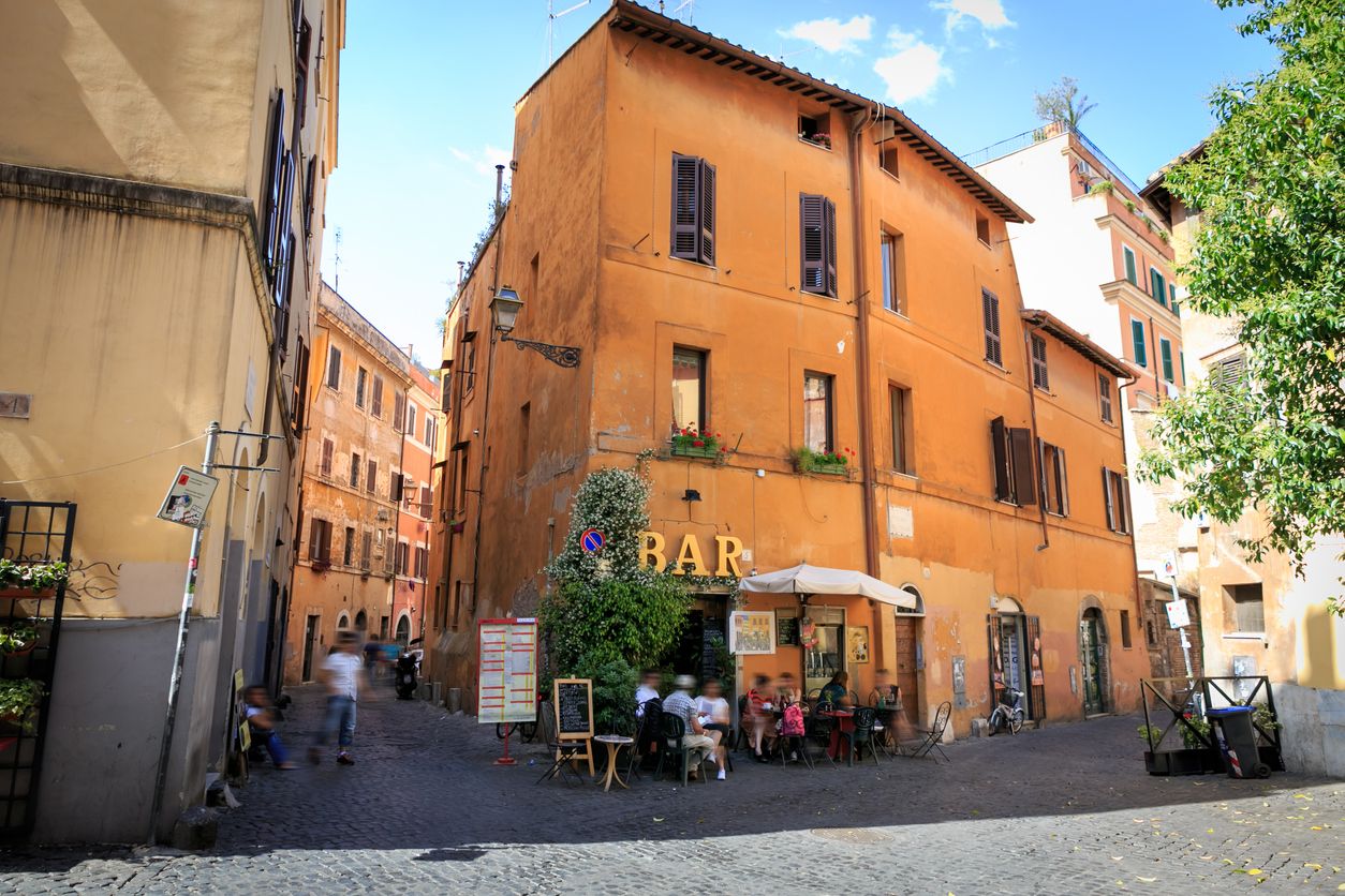 Disfruta de un buen café italiano por poco dinero.