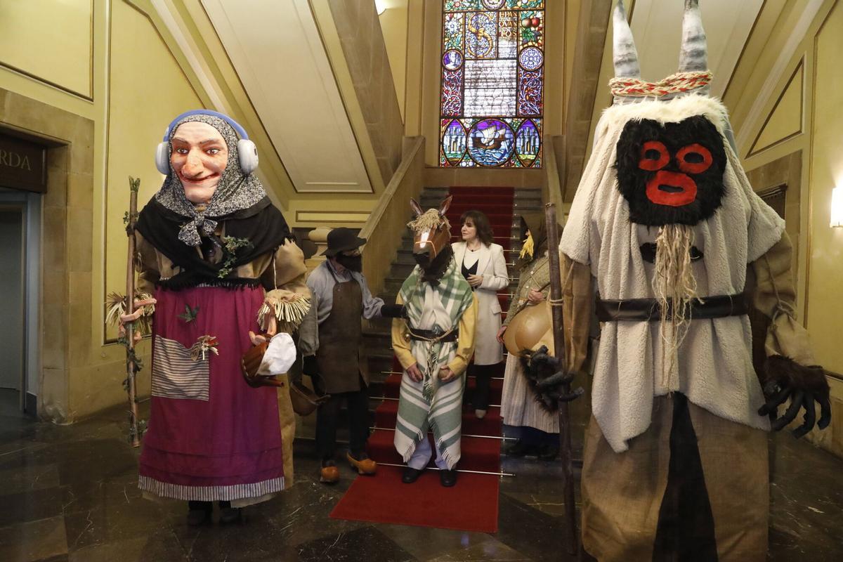 La concejala de Cultura y Festejos, Yolanda Alonso, junto a "La Vieya", "El Xagó", "El Balloque", El Cotás" y el "Xigantín de El Cornelu"