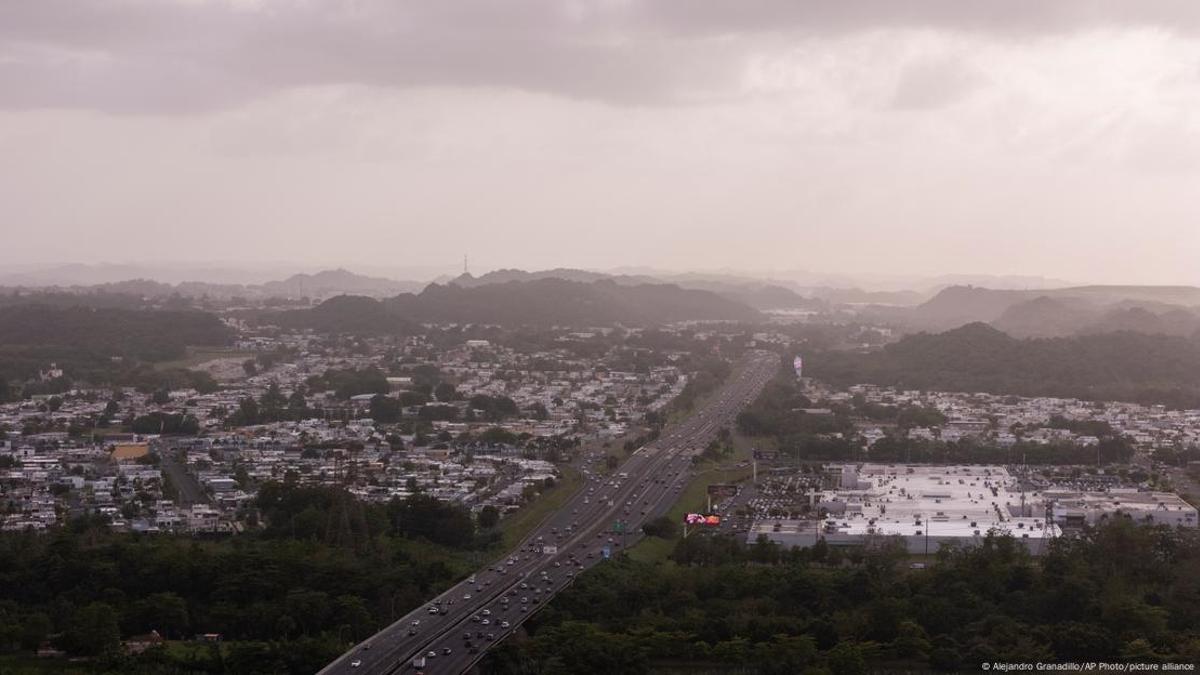 Cielos turbios a causa de la neblina provocada por el polvo sahariano en Puerto Rico
