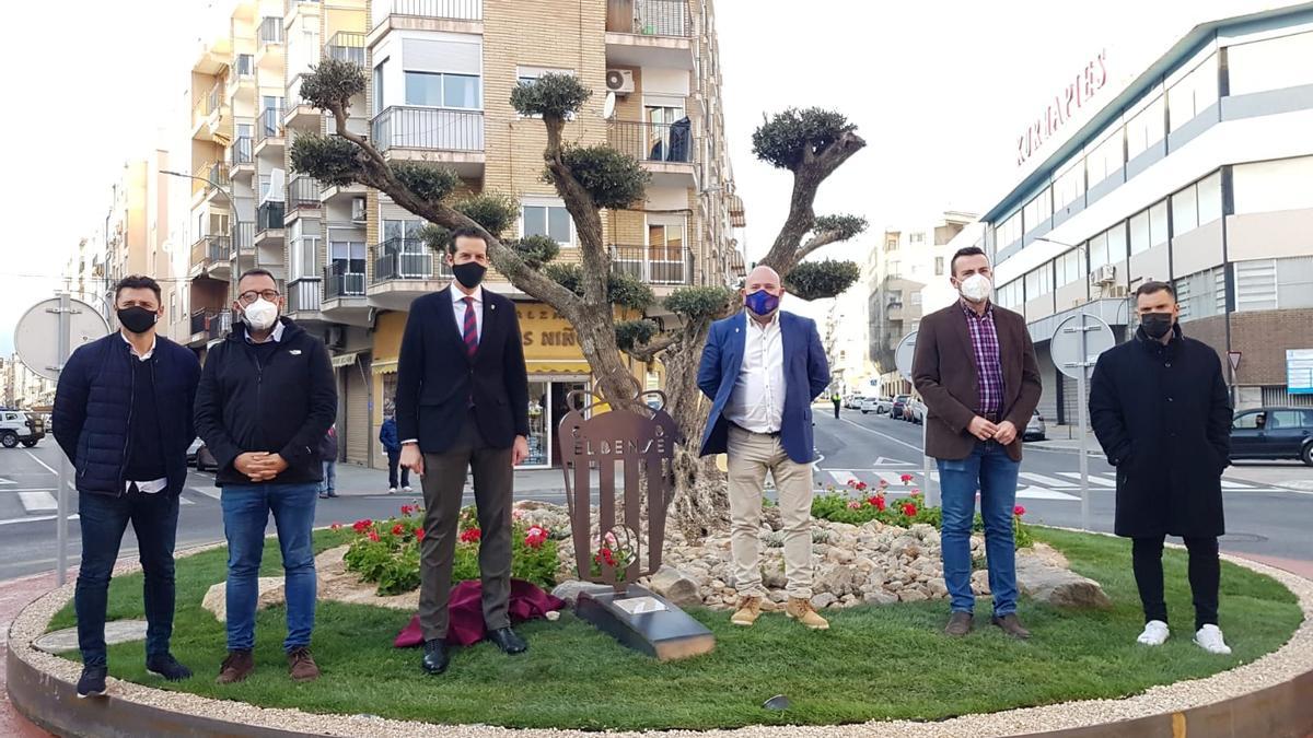 La inauguración de la rotonda en la calle La Cruz de Elda.