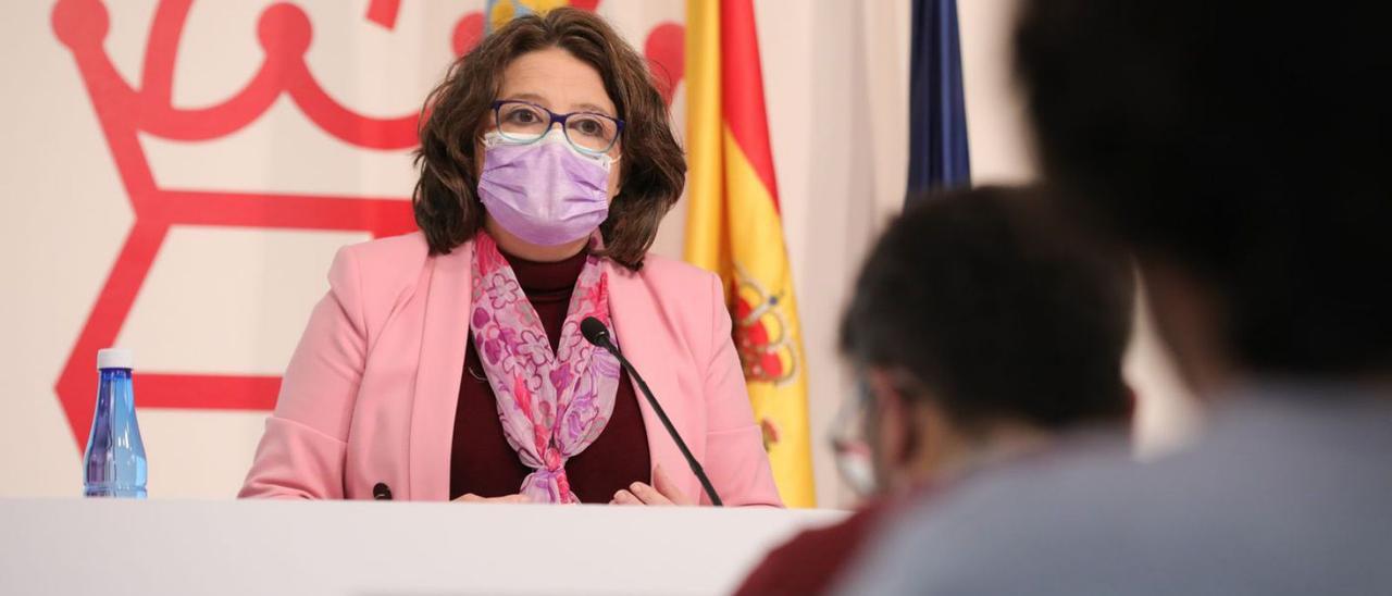 La vicepresidenta y portavoz del Consell, Mónica Oltra, en la rueda de prensa de ayer.  | EFE / BIEL ALIÑO