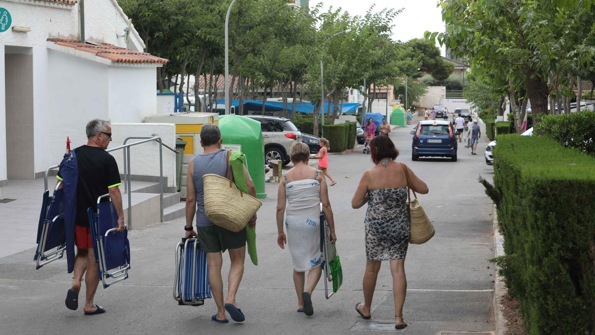 Un grupo de turistas pasea por las instalaciones del cámping Bonterra de Benicàssim.