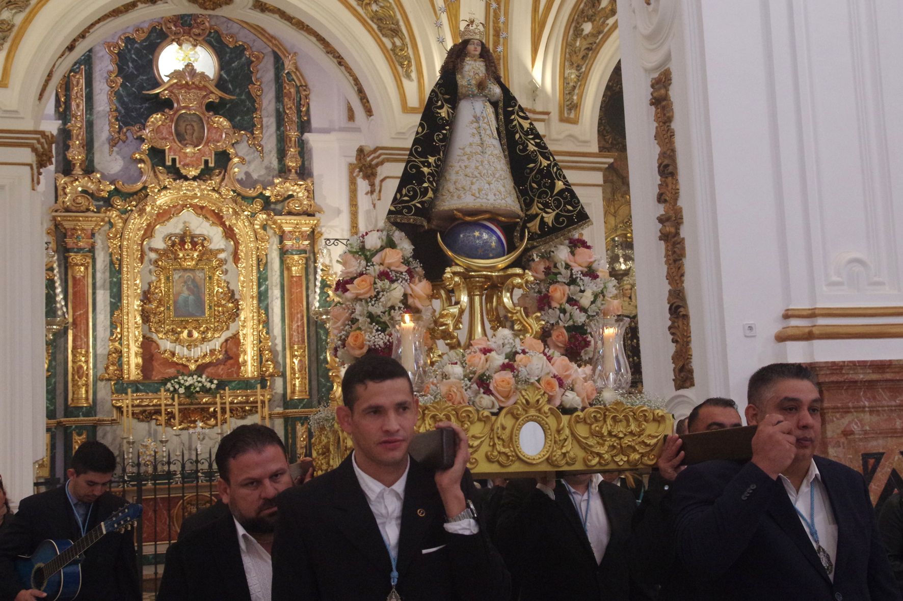 La comunidad paraguaya de Málaga procesiona a su Virgen de Caacupé por los Mártires