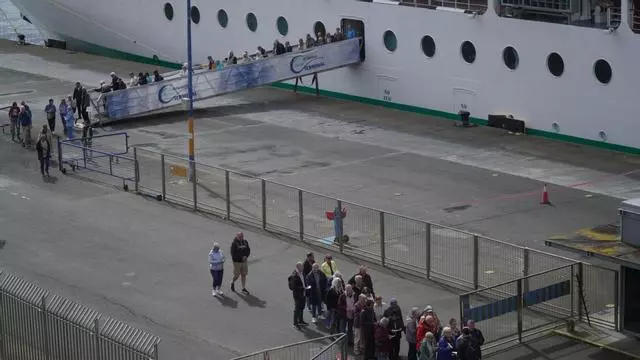 La mayor parte del pasaje del 'Ambition' desembarca en A Coruña tras autorizar Sanidad que pueden visitar la ciudad