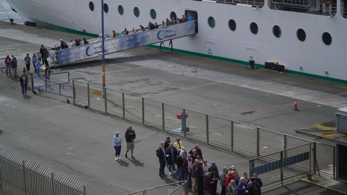 La mayor parte del pasaje del ‘Ambition’ desembarca en A Coruña tras autorizar Sanidad que pueden visitar la ciudad