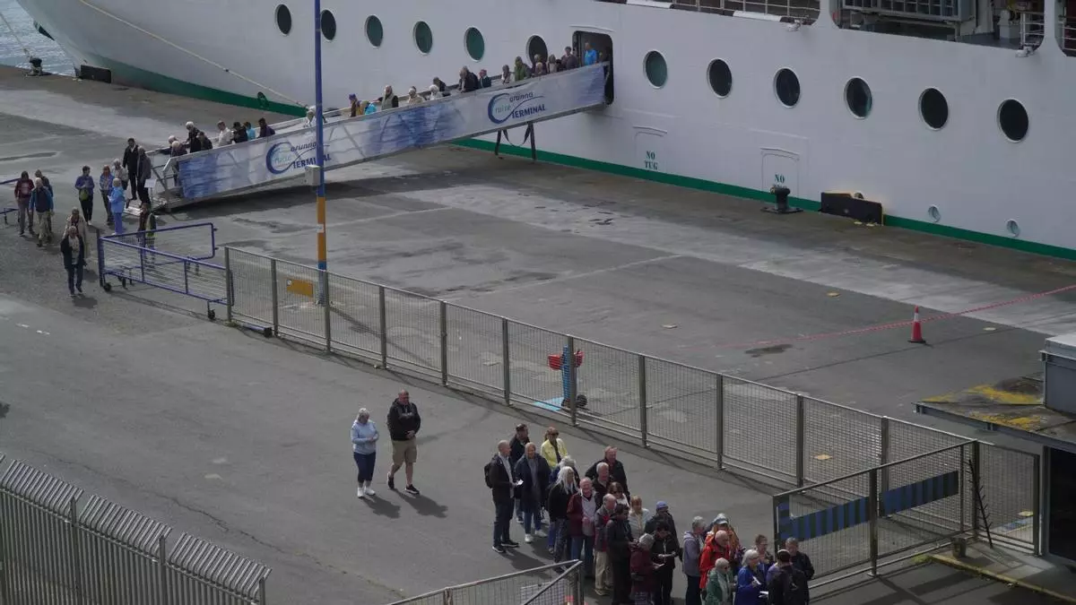 La mayor parte del pasaje del 'Ambition' desembarca en A Coruña tras autorizar Sanidad que pueden visitar la ciudad