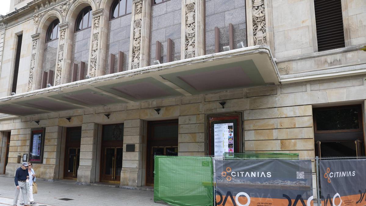 Vallas de obra ya colocadas frente al teatro Jovellanos.