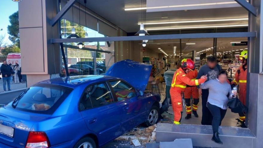 Siete heridos tras empotrarse un coche contra un supermercado en Burjassot