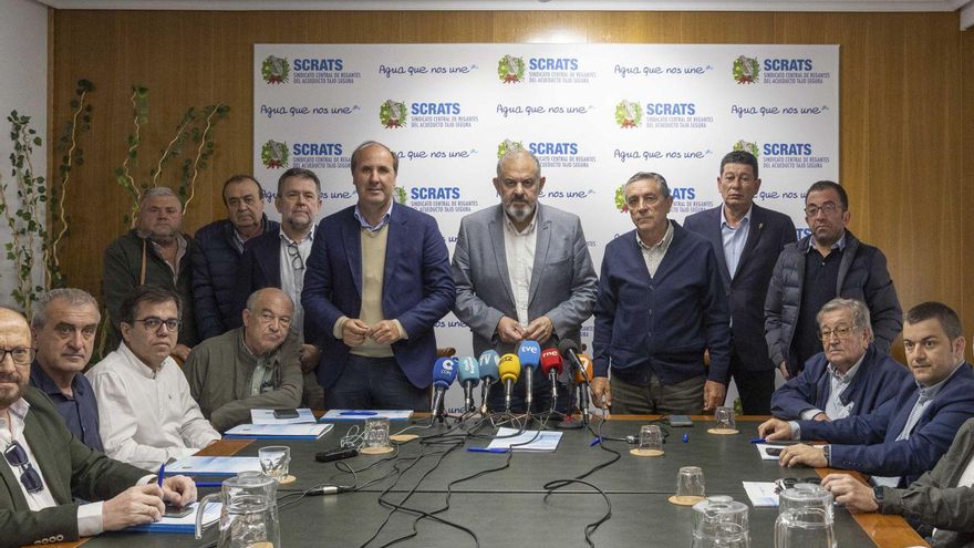 El presidente del Scrats, Lucas Jiménez, ayer junto con los miembros de la directiva del sindicato.