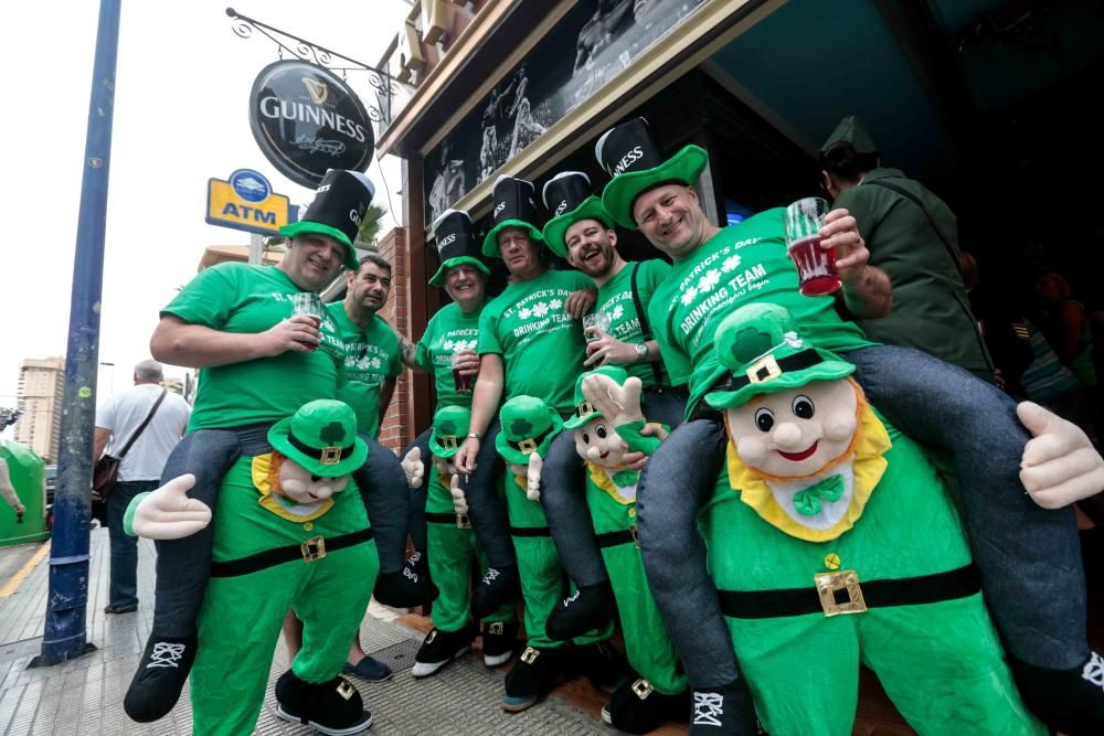 Las calles de la zona de pubs ingleses se tiñen de una marea verde que, como es tradición, conmemora esta fiesta irlandesa por todo lo alto