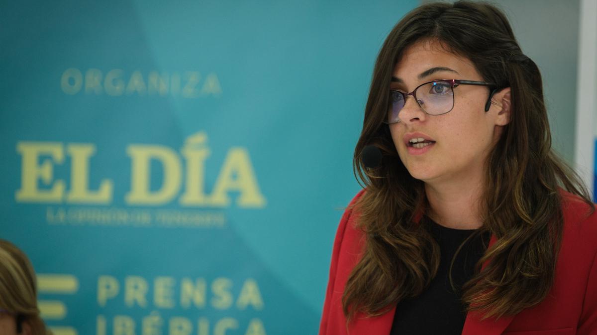 Verónica Pavés moderando un foro organizado por EL DÍA.