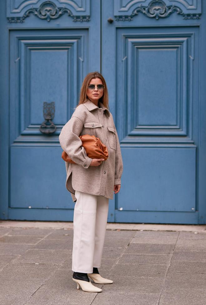 El bolso 'The Pouch' de Bottega Venetta que todas llevan, visto en el 'street style' de París