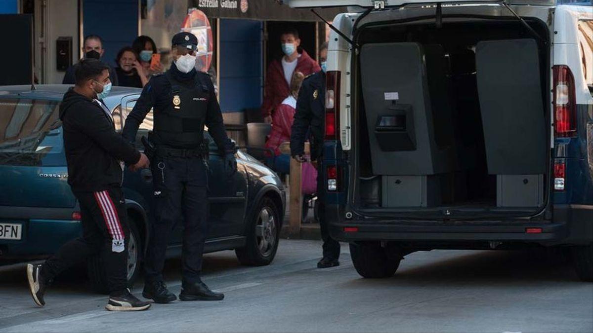 El 091 detiene a tres personas por retener a una niña vendida por sus padres en La Coruña