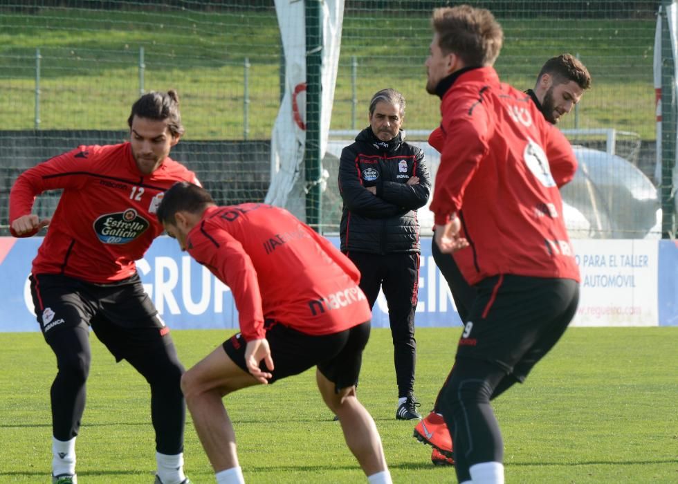 El preparador deportivista, Natxo González, ha facilitado la convocatoria del equipo coruñés tras el entrenamiento de esta mañana.